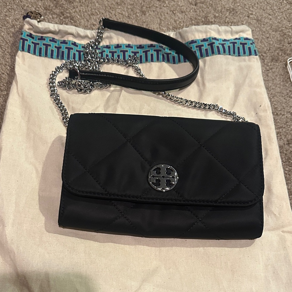 Tory Burch Outlet Willa wallet on string.    Tag removed for photo, NWT dust bag